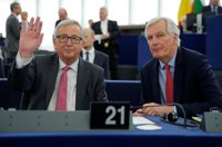 Juncker y el negociador del Brexit viajarán el miércoles a Londres para verse con May