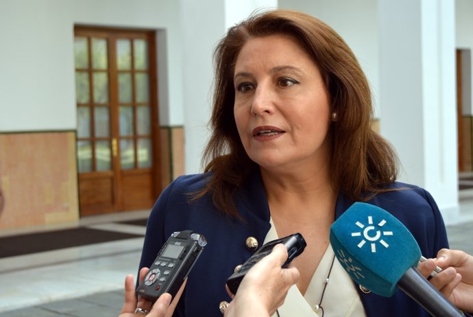 La portavoz parlamentaria del PP-A, Carmen Crespo, atiende a los medios