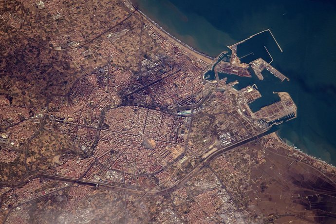 El Puerto de València visto desde 400 kilómetros de altura