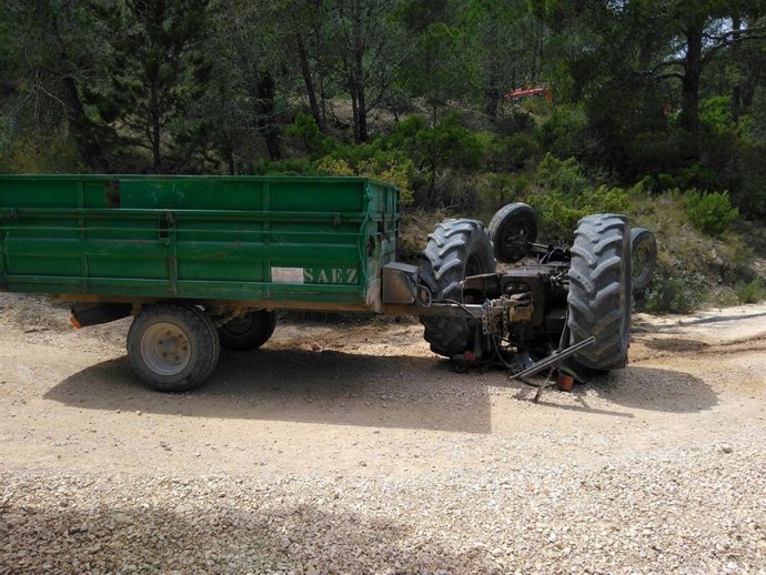 Imagen del tractor volcado en Jumilla