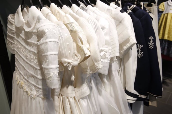 Vestidos de comunión nuevos a menos de 80 € en tiendas de Cáritas