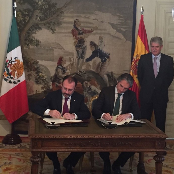 España y México firman un convenio sobre transporte aéreo