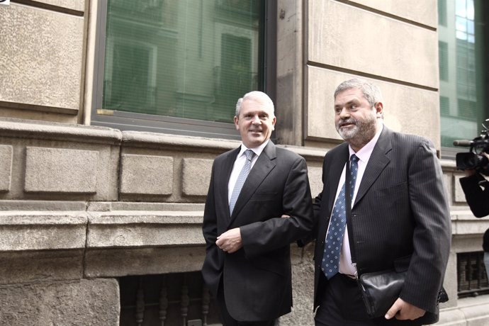 Pablo Crespo (izq) acompañado por su abogado, Miguel Durán