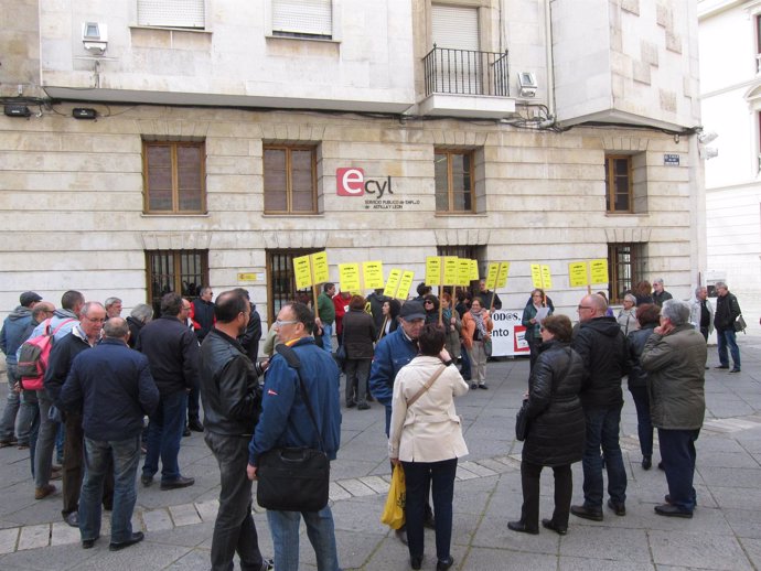 Protesta contra el traslado de la oficina del Ecyl de Cadenas de San Gregorio