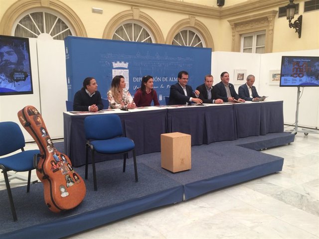 Al terminar la presentación, los artistas han actuado en el Palacio Provincial.