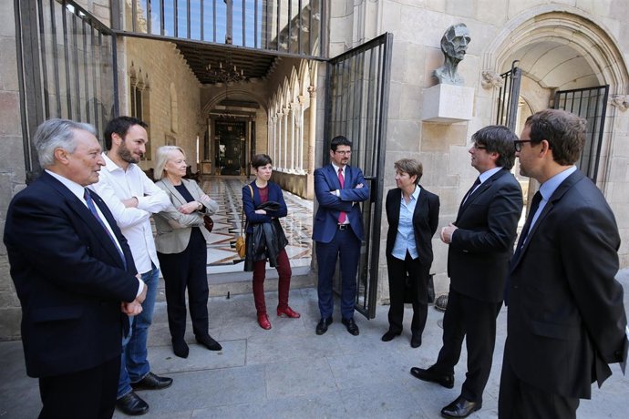 El pte.C.Puigdemont con diputados suizos y otros miembros del Govern.