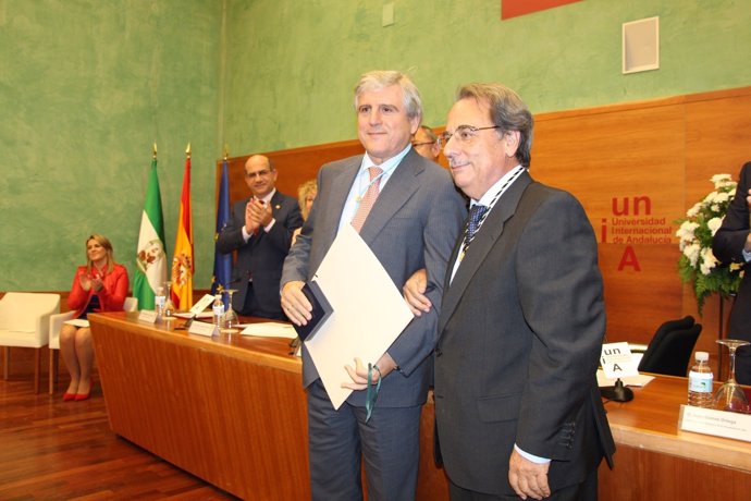 Concesión de la Medalla de la UNIA a José López Barneo