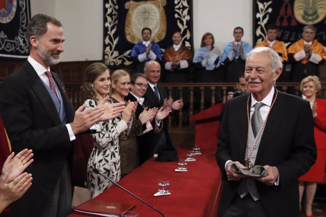 Eduardo Mendoza recibe el Premio Cervantes de manos de Felipe VI