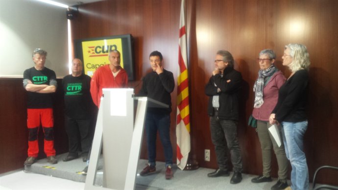 Maria José Lecha (CUP) amb empleats de Siresa