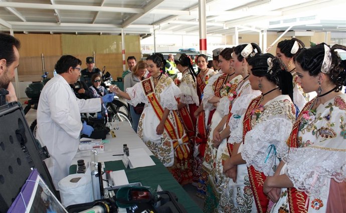 La Reina de la Huerta y su corte de damas de honor, durante su visita