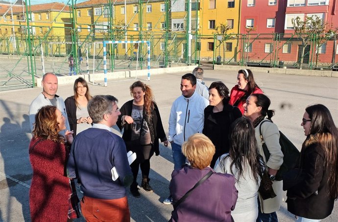 Gema Igual, Carmen Ruiz y César Díaz en el Barrio Pesquero