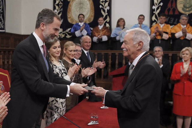 Eduardo Mendoza recibe el Premio Cervantes de manos de Felipe VI