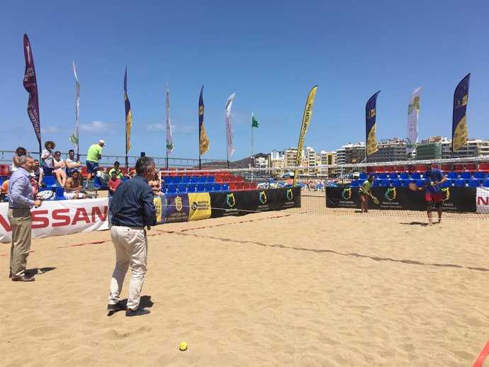 Ángel Víctor Torres pelotea con una pareja de jugadores de tenis playa