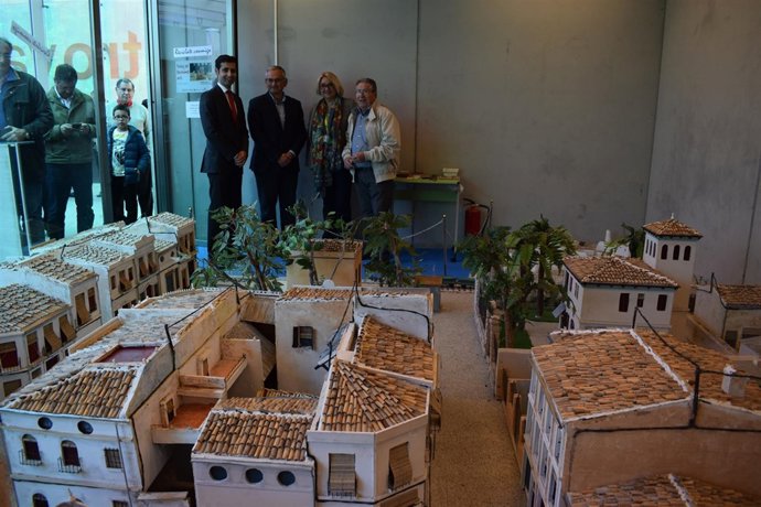 La muestra cuenta con edificios y calles a escala