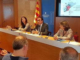 El conseller Josep Rull al costat de Marta Subirà i Mercè Rius
