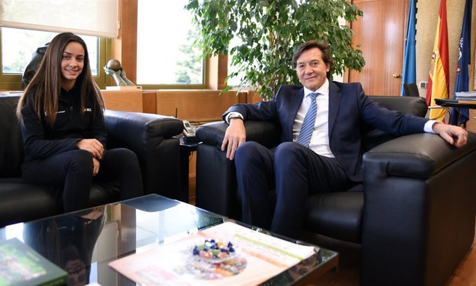 José Ramón Lete recibe a la joven promesa del motor Marta García