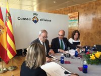 Javier Iglesias pide al Gobierno que "flexibilice" el uso del superávit en las entidades locales