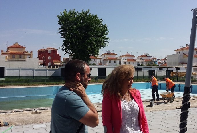 Alcaldesa visita la piscina de Castilleja