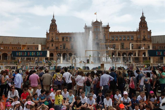 Más de 1.000 personas visitan la bibliteca efímera de Amazon en Sevilla