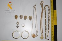 La Guardia Civil recupera varias joyas robadas mediante el método del 'abrazo'