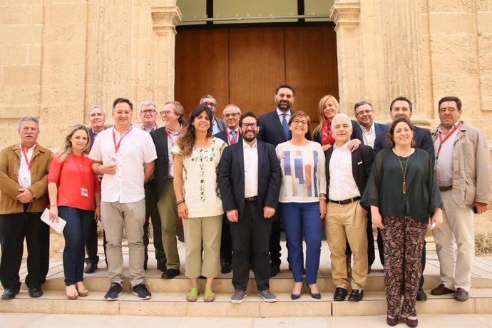 Foto de grupo tras el debate de la Ley de Podemos en el Parlamento andaluz