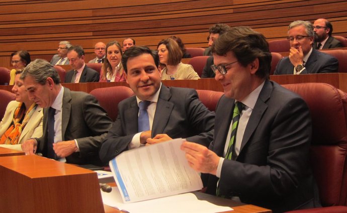 Raúl de la Hoz y Alfonso Fernández Mañueco en el Pleno de las Cortes