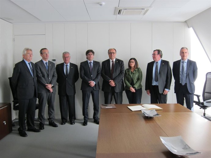 El pte.Carles Puigdemont con el pleno de la Sindicatura de Cuentas de Catalunya