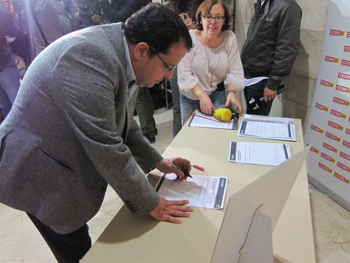 Joan Ignasi Elena s'inscriu com a voluntari per recollir signatures