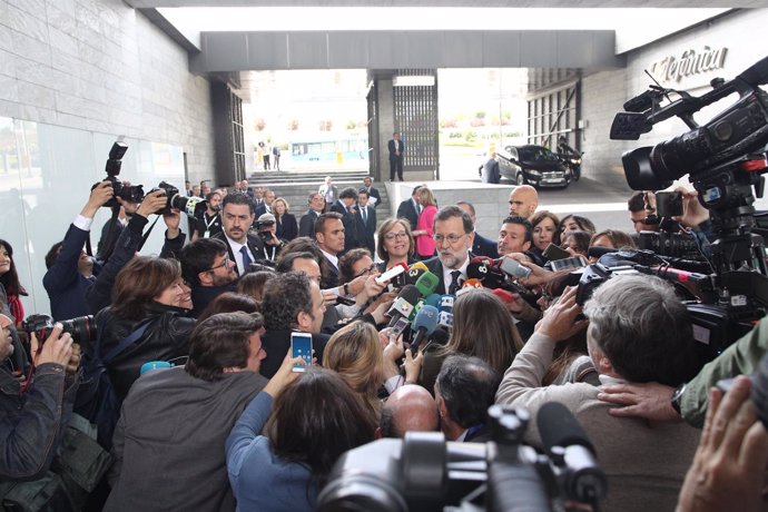 Rajoy atiende a los medios antes de un acto de la CEOE