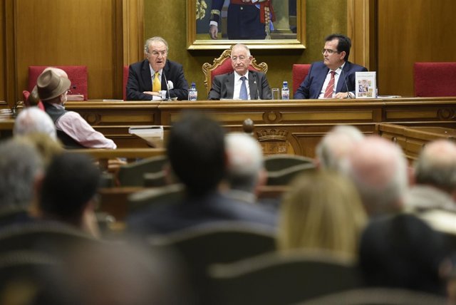 Fausto Romero-Miura, junto a Gabriel Amat y Antonio Jesús Rodríguez.