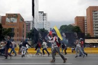 La madre de la mujer que murió en las protestas en Venezuela asegura que la mataron "los colectivos"