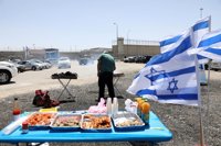 Partido ultranacionalista de Israel hace una barbacoa junto a una prisión en la que hay palestinos en huelga de hambre