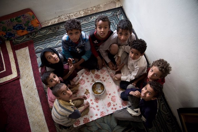  Niños Comparten Una Comida En Yemen