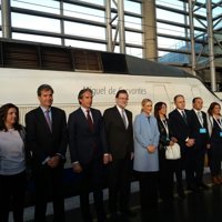 Rajoy se sube al mismo AVE que hizo el primer trayecto Madrid-Sevilla tras posar con Cifuentes en la estación de Atocha
