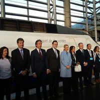 Rajoy se sube al mismo AVE que hizo el primer trayecto Madrid-Sevilla tras posar con Cifuentes en Atocha