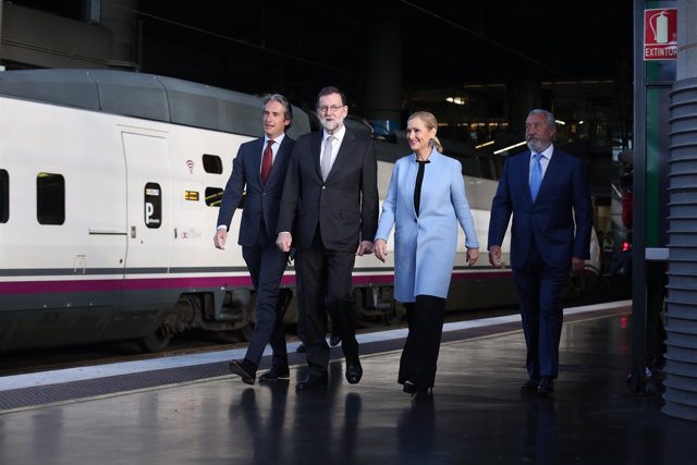 Rajoy se sube al mismo AVE que hizo el primer trayecto Madrid-Sevilla