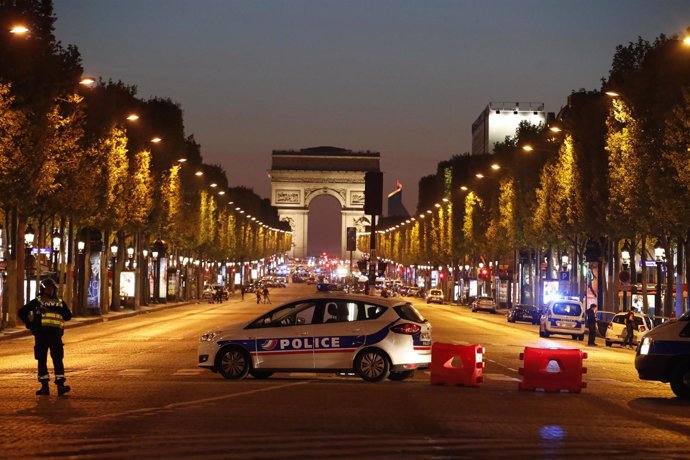 Un policía muere en los Campos Elíseos de Paris