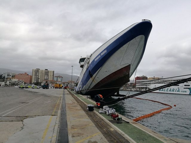 Un ferry abandonado se hunde en el puerto de Algeciras 