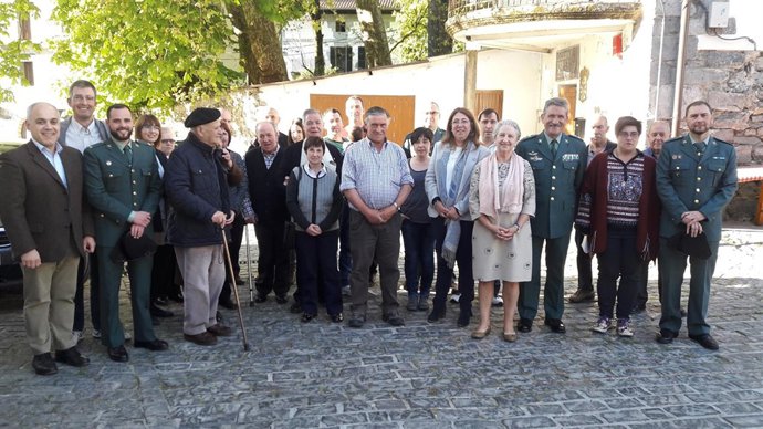 Homenaje de la Guardia Civil a la Sociedad Larea Elkartea de Leitza.