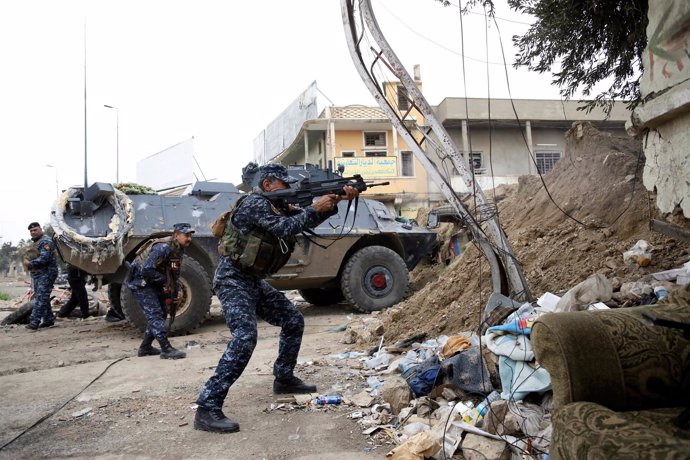 Un miembro de la Policía Federal iraquí dispara contra Estado Islámico