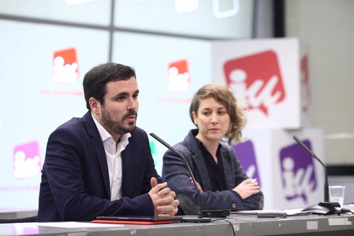 Alberto Garzón y Marina Albiol ofrecen una rueda de prensa en la sede de IU