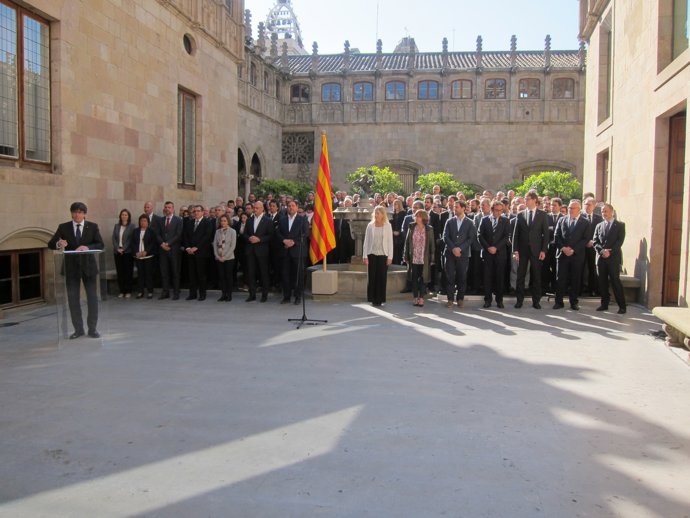 El president,  Carles Puigdemont, signant el manifest