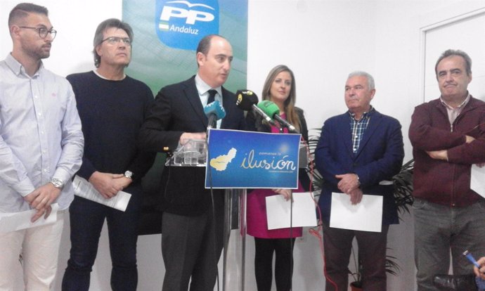 Juan García Montero en rueda de prensa con militantes que apoyan su candidatura