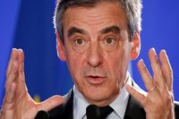 Fillon promete combatir "con mano de hierro" el terrorismo y mantener el cierre de fronteras