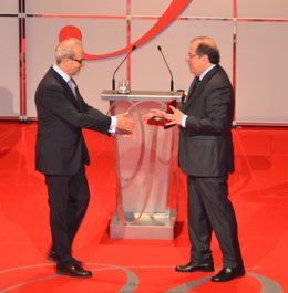 El rector de la USAL recibe el Premio de manos de Juan Vicente Herrera