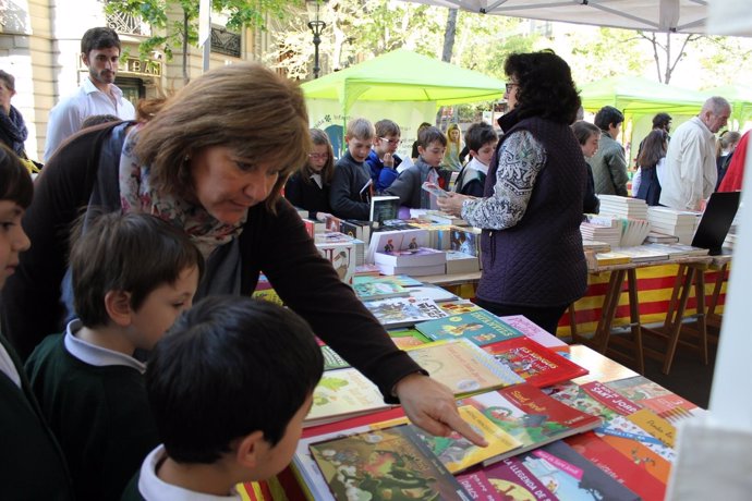 Adultos y niños miran libros en Sant Jordi en Barcelona