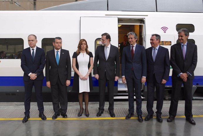 Rajoy junto a Díaz y otros dirigentes en el acto de aniversario del AVE 