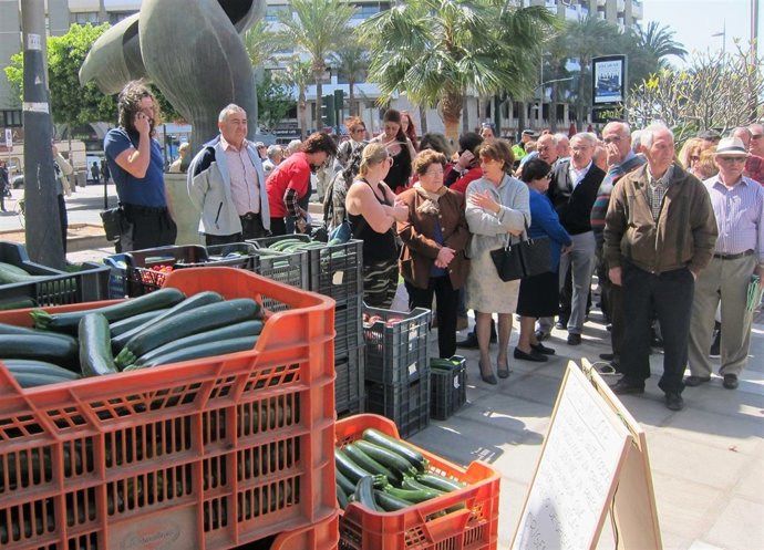 Reparto de hortalizas en la Rambla Federico García Lorca de Almería