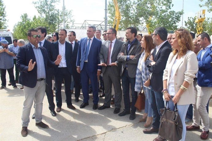 Visita de Antonio Maíllo (IULV-CA), a la feria agroganadera de Los Palacios