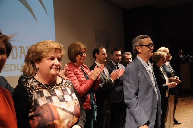 Adelaida de la Calle, consejera de Educación, con docentes jubilados de Cádiz